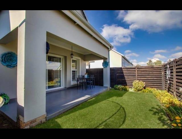 4 BEDROOM TOWNHOUSE FOR SALE IN HELDERFONTEIN ESTATE
